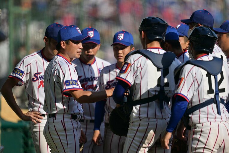 下関国際ナインに指示を出す坂原監督　　©Hideki Sugiyama