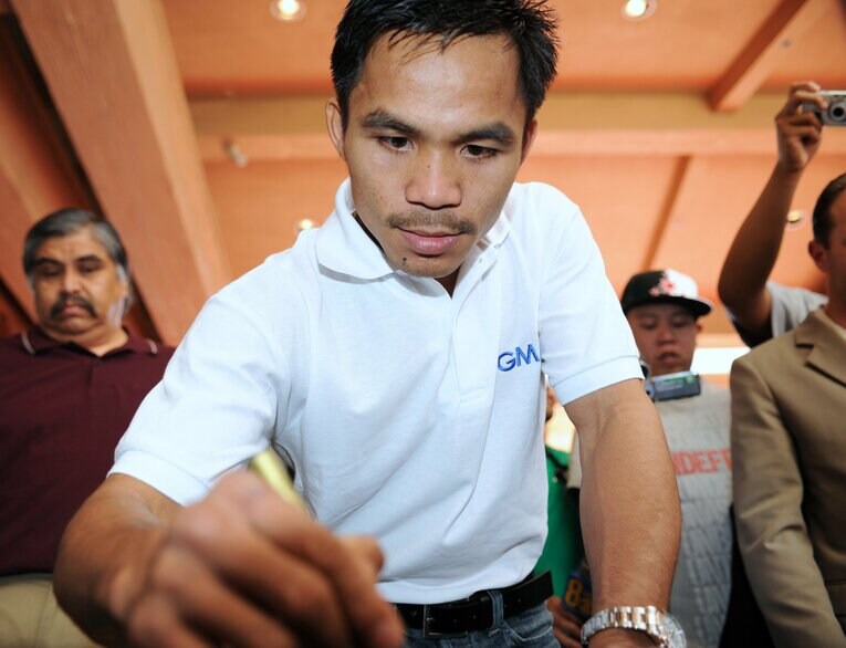 サインを書くパッキャオ（2008年）