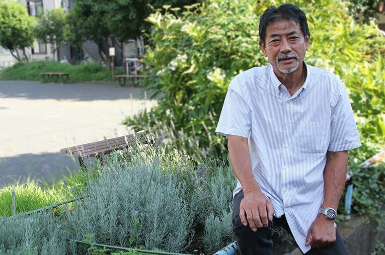 自宅近くの公園に植えたラベンダーと屋鋪要さん　©Satoshi Shigeno