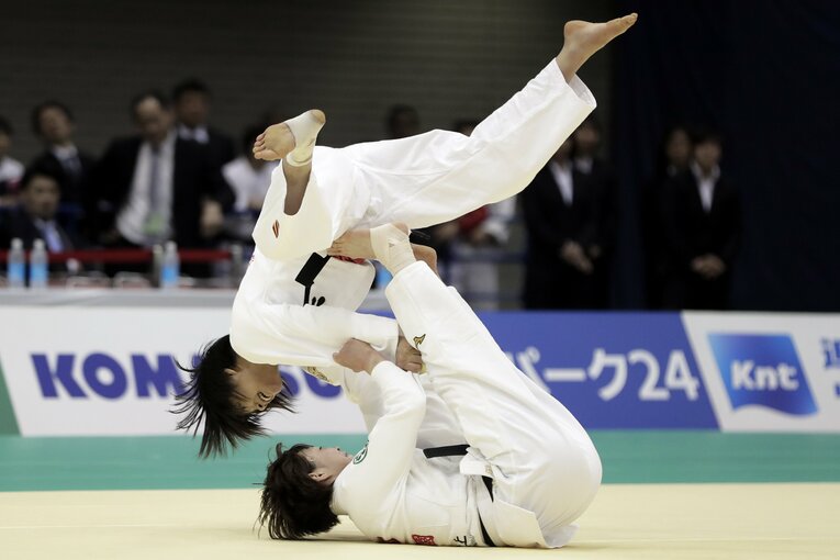 2018年の全日本選抜体重別選手権にて、阿部詩から巴投げで一本を取る角田夏実　©Getty Images