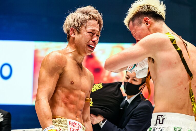 試合後、涙を浮かべながら那須川に感謝の言葉を伝えた武尊　©THE MATCH 2022/Susumu Nagao