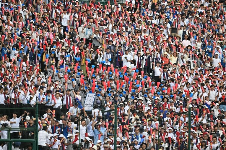 今夏、話題を呼んだ慶応の大応援団 ©Hideki Sugiyama