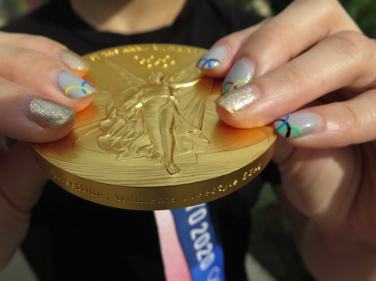 向田は嬉しそうに金メダルを見せてくれた　©Koji Fuse