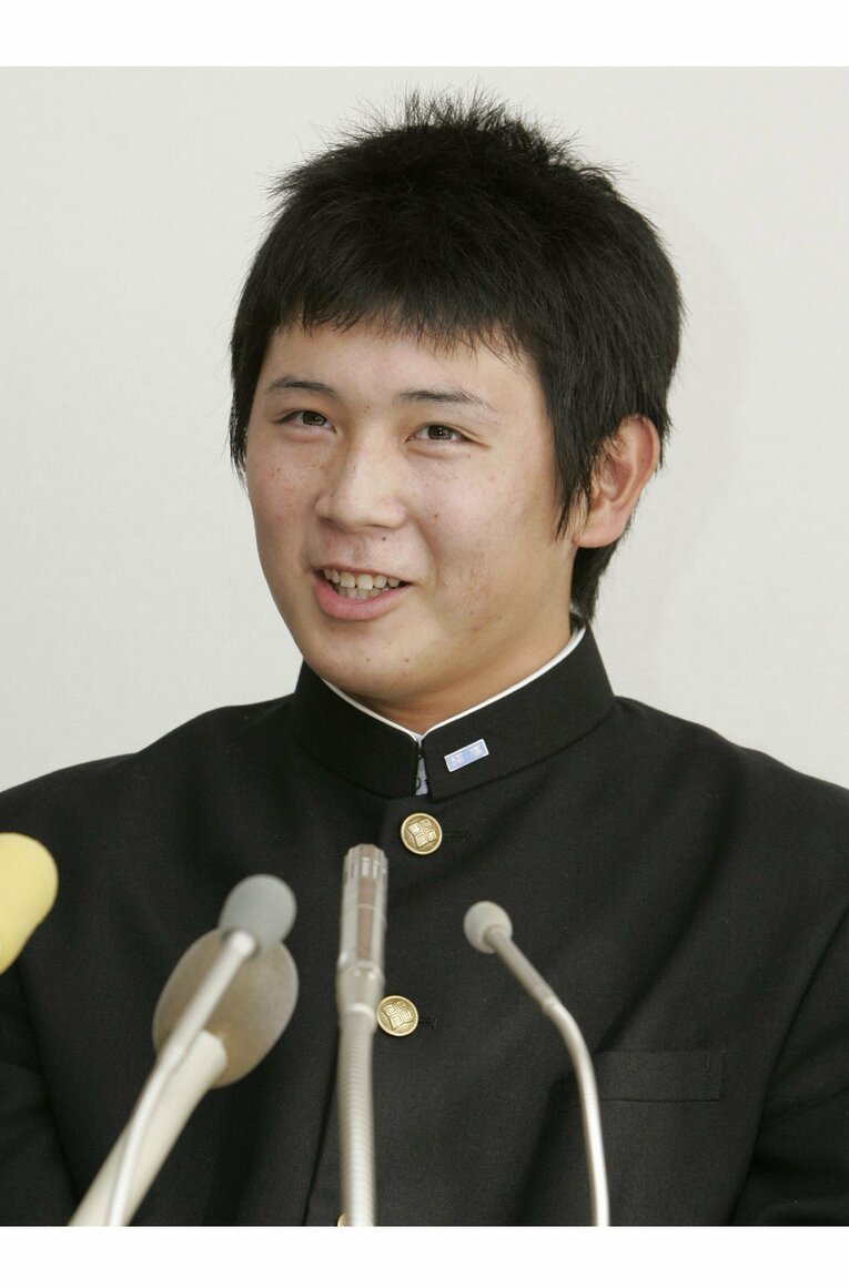 西武に1巡目で指名され、笑顔で記者会見する横浜高時代、18歳の涌井秀章（2004年）