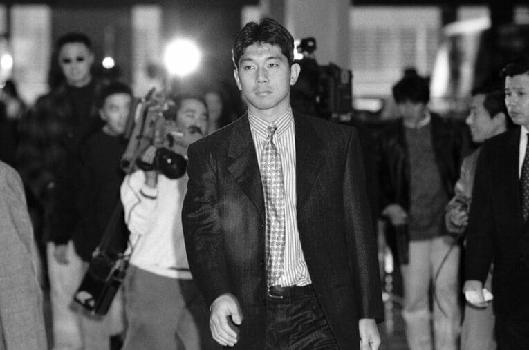 空港を歩く野茂英雄。今から29年前、野茂の渡米には日本球界から悲観的な見方も多くなされた ／ photograph by Masato Daito