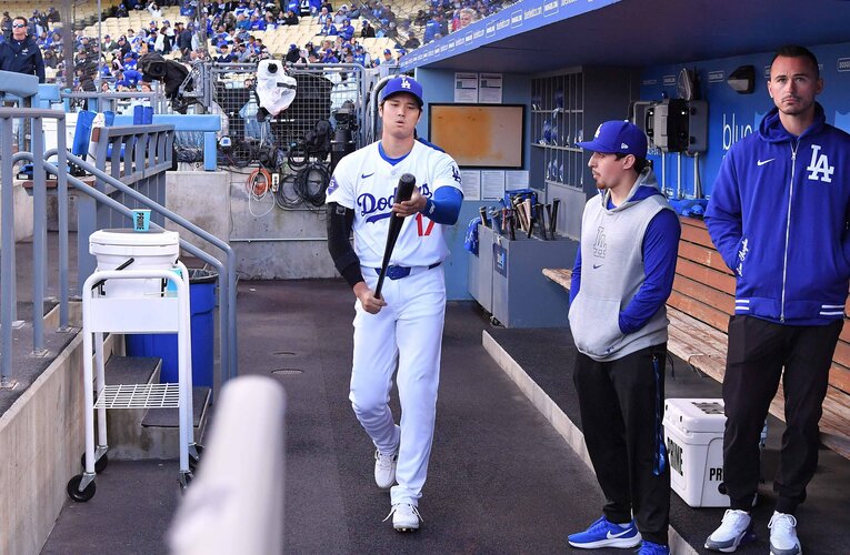 大谷が時折見せるバットをスリスリする姿は、ミラーらもまねているそうだ　©JIJI PRESS