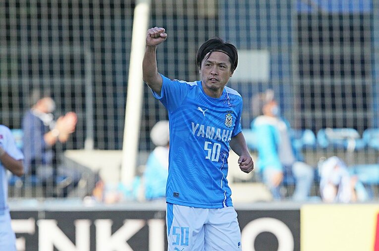 待望の移籍後初ゴールは、10月25日の群馬戦。プロ入りから23年連続得点となる鮮やかなFK弾だった ／ photograph by J.LEAGUE