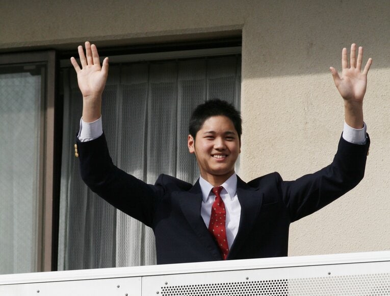 日本ハムの勇翔寮に入寮し、自室のベランダから手を振る大谷翔平18歳　©JIJI PRESS