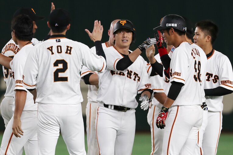 2018年9月30日、広島戦でサヨナラヒットを放ちナインから祝福される長野　©JIJI PRESS