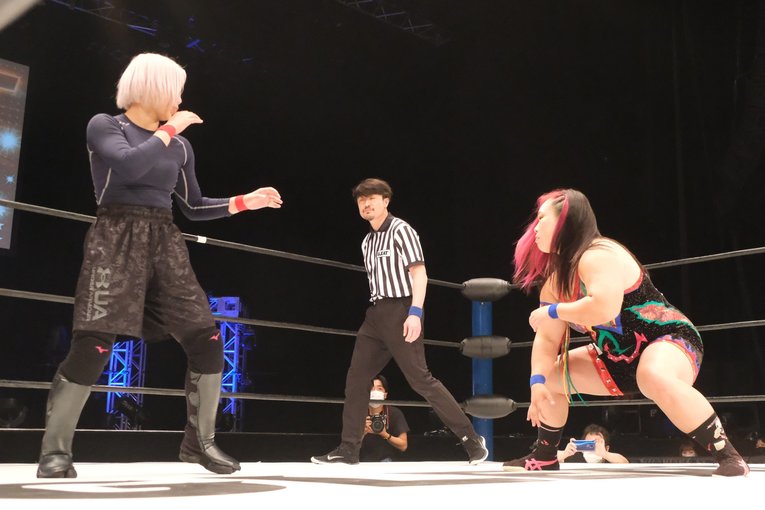 福田茉耶（左）と橋本千紘（右）