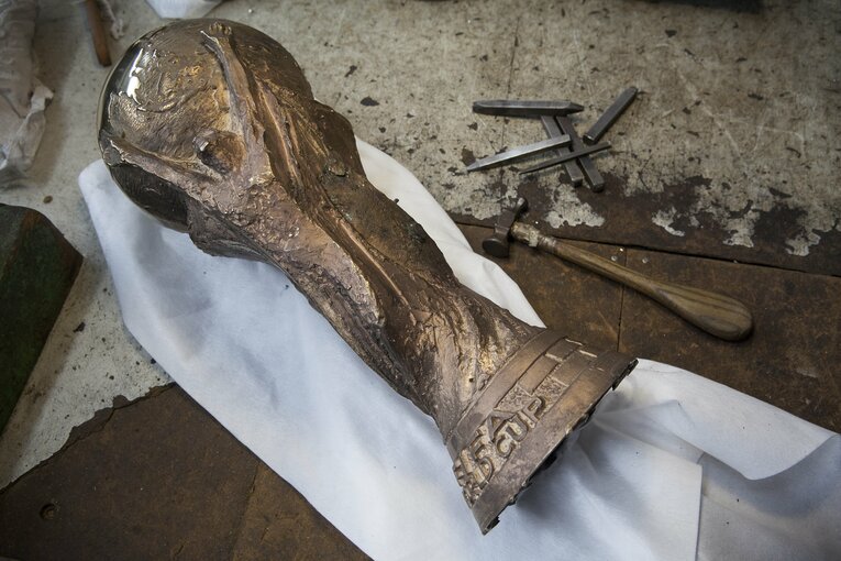 W杯トロフィー「門外不出の製造過程」を特別に撮った…4代目女性社長いわく「情熱が工房の隅々にまで息づいています」(7)