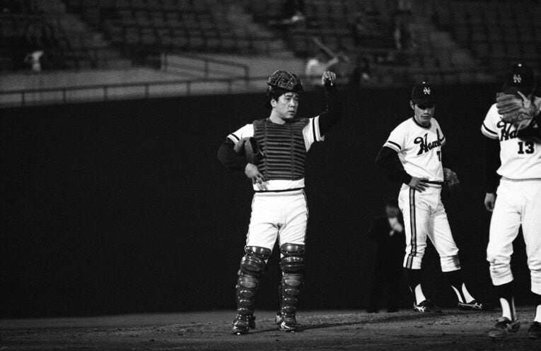 投手交代を告げる南海の野村克也捕手兼任監督（1975年撮影） ©JIJI PRESS