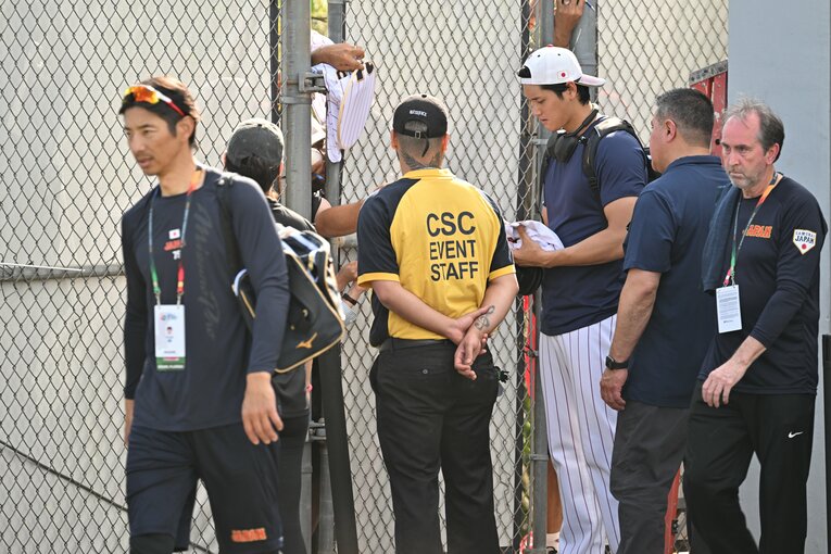 現地アメリカファンから声をかけられ対応する大谷　©Naoya Sanuki
