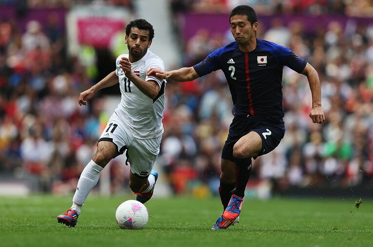ロンドン五輪のエジプト戦では、今や世界最高のストライカーの1人であるサラー（左）を抑え、3－0の勝利に貢献した徳永 ／ photograph by FIFA via Getty Images
