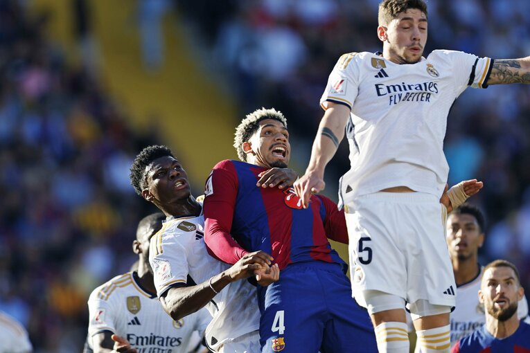 アラウホを抱えるチュアメニ　©Daisuke Nakashima