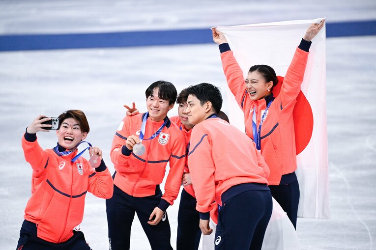 フィギュア団体で銀メダルを獲得した日本チーム　©Asami Enomoto／JMPA