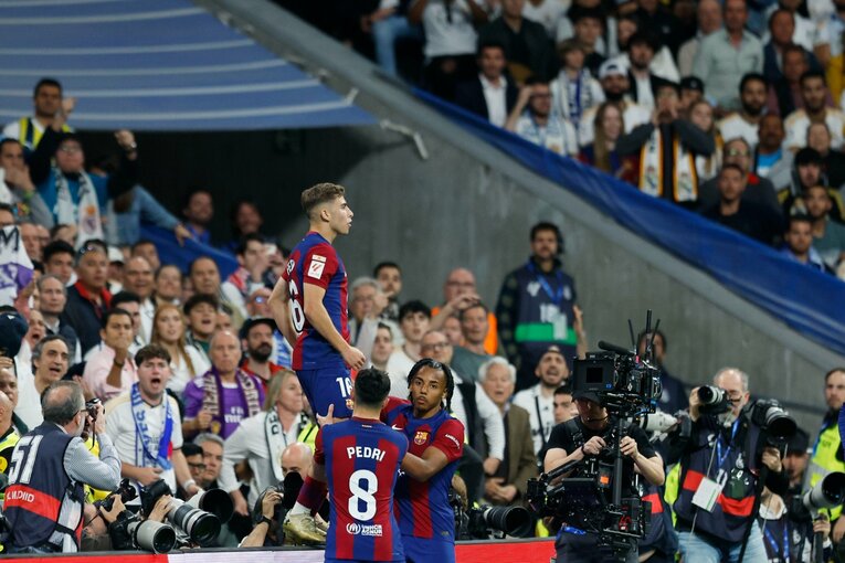 チャビ続投決定バルサ「238億円の16歳」ヤマルもスゴいが「チャンピオン！」異常すぎるマドリーの勝負強さ…クラシコをカメラマンは観た(17)