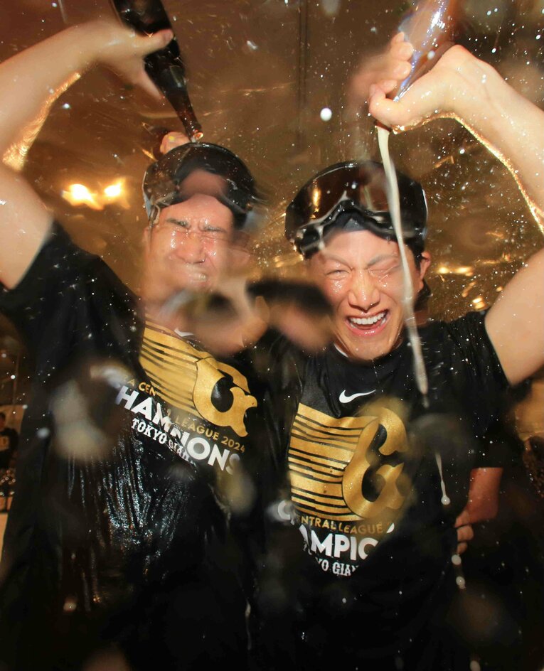 4年ぶりにリーグ優勝を果たし、ビールかけに参加した“スガコバ”　©︎JIJI PRESS