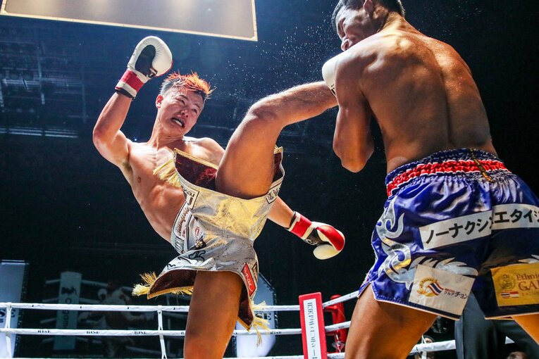 那須川天心の左ハイキック　©Susumu Nagao