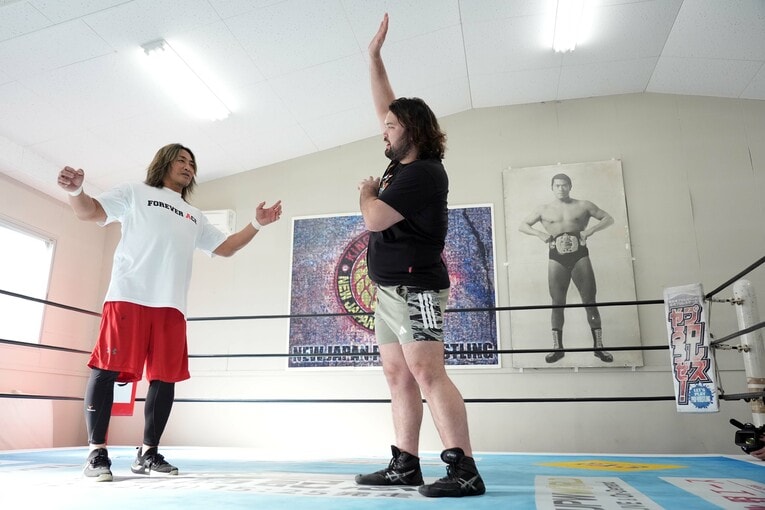 棚橋弘至とEVIL対策について話すウルフアロン　©Essei Hara