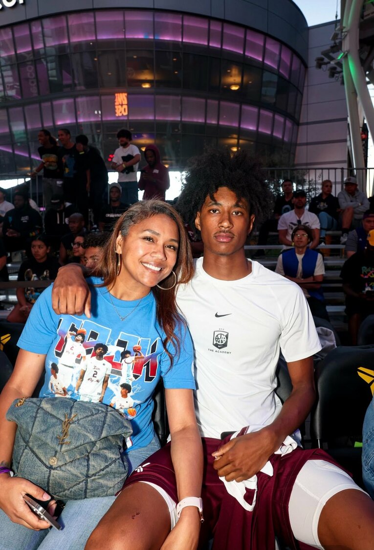 タージ（中央）と母・ラナさん　（写真／家族提供）