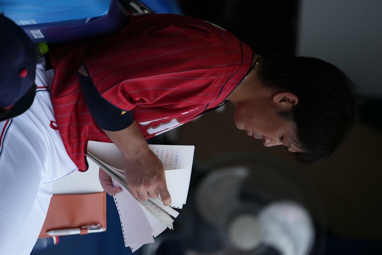 試合前にデータに目を通す甲斐　(C)Masaki Fujioka/JMPA