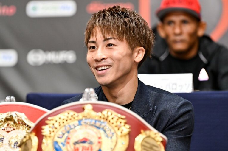 8月31日の記者会見で笑顔を見せる井上尚弥。「彼くらいになるとライバルは自分自身」と長谷川穂積さんは語る ／ photograph by Hiroaki Yamaguchi