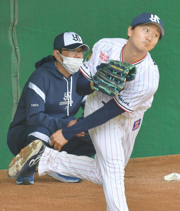 2020年末にヤクルトに入団した宮台康平。今年のキャンプでは臨時コーチ・古田敦也氏から指導を受けるシーンも　©JIJI PRESS