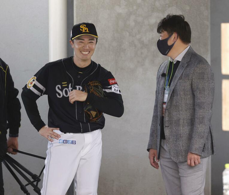 キャンプに訪れた松坂さん（右）と談笑する和田　©︎KYODO　※写真をクリックすると「ルーキー時代と全然変わらない和田毅」や松坂世代、WBCなどの秘蔵写真をご覧いただけます。