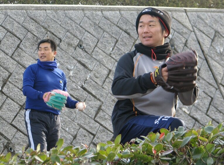 2010年に一緒に自主トレを行なった石川と山本昌　©SANKEI SHIMBUN