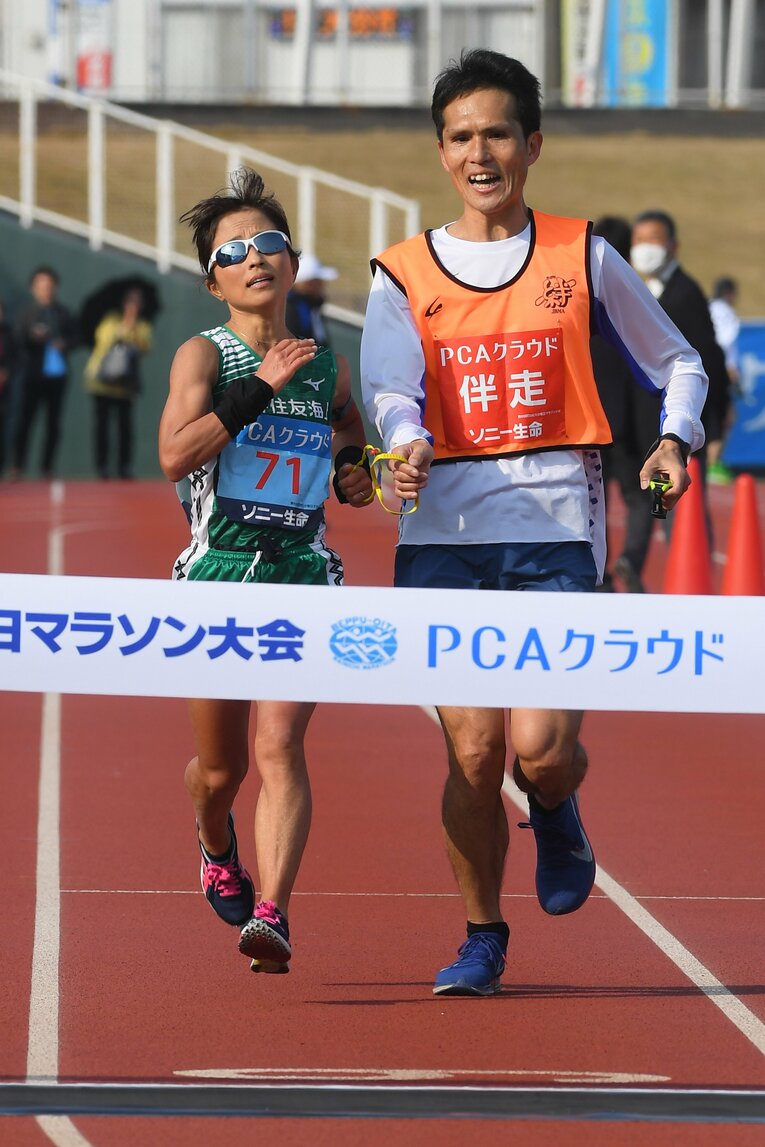 別府大分毎日マラソンで世界記録を更新した道下美里選手と伴走者の志田隆淳さん　©Getty Images
