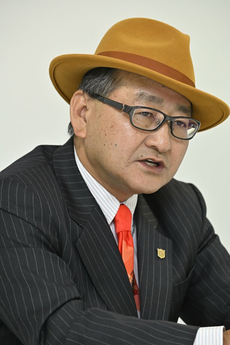 フォーエバーヤングを管理する矢作芳人調教師　©Takashi Shimizu