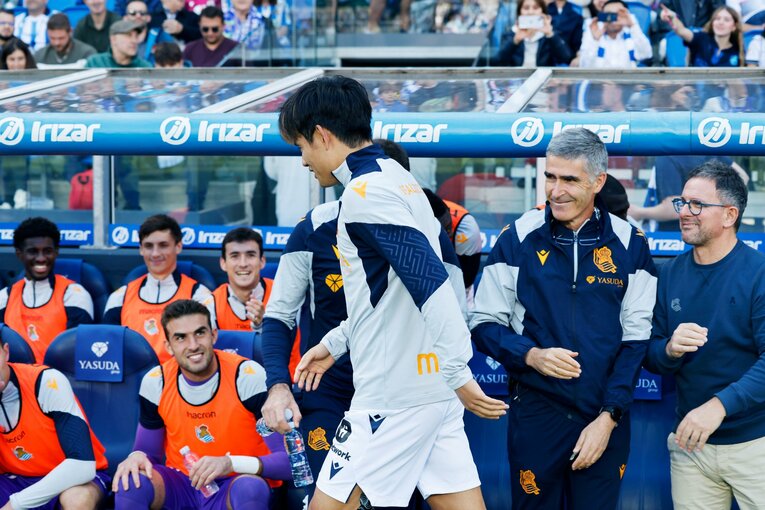 チームメイトが笑顔で久保を迎える　©Daisuke Nakashima