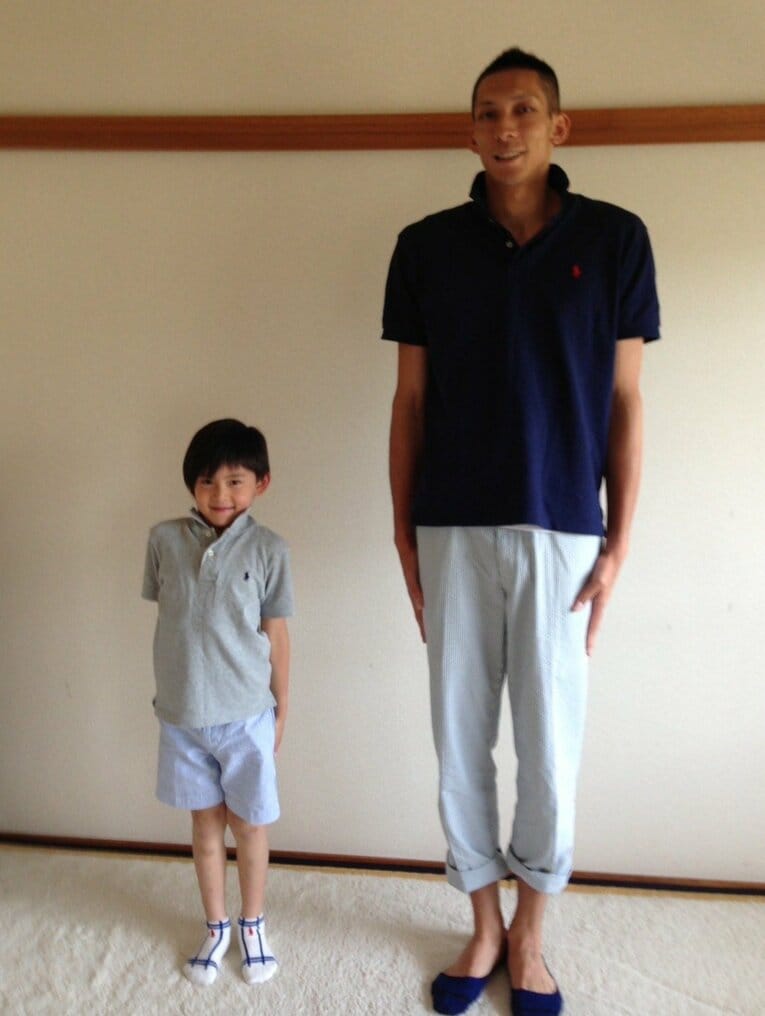 息子と並んで写真に収まる松本慶彦（妻・小由樹さん提供）