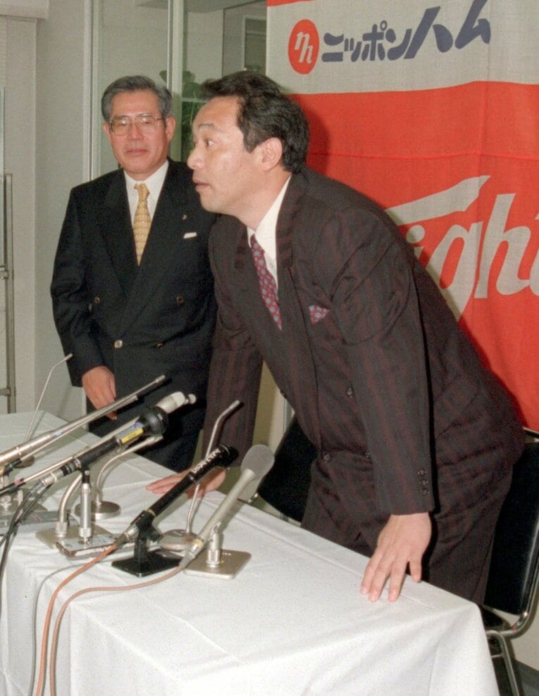 1998年10月14日、日本ハム・落合博満44歳の現役引退会見。最後は集まった記者に頭を下げた　©Sankei Shimbun