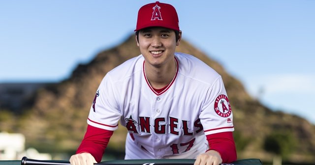 違反。3秒オーバータイムです」大谷翔平がイタズラっぽい笑顔…“TVに映らない”自然体インタビュー「オオタニ顔だらけTシャツ」への本音は？（3／3） -  MLB - Number Web - ナンバー