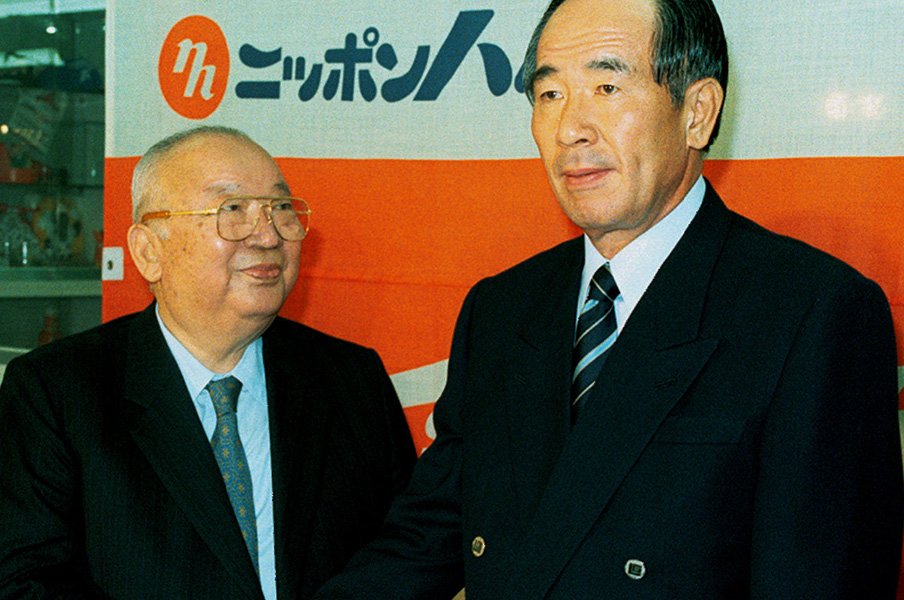 日本ハム、唯一の永久欠番「100」。今も残る大社義規オーナーの愛と熱。<Number Web> photograph by Kyodo News