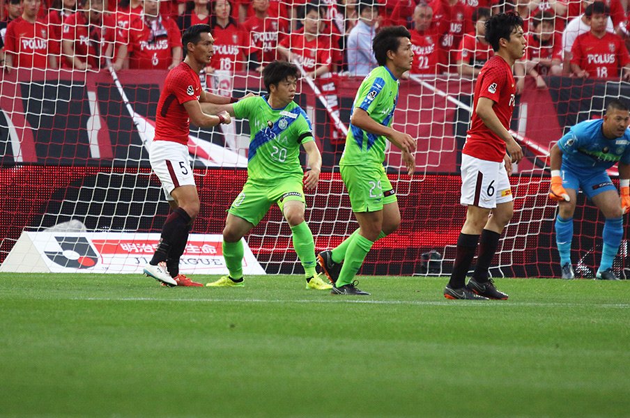 小柄でも湘南・坂圭祐はデカいヤツ。楽しんで浦和を完封、クールなCB。<Number Web> photograph by Takahito Ando