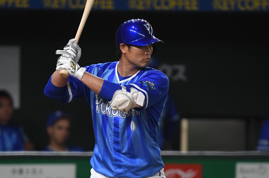 古巣の胴上げを目の前で見て落涙。DeNA・中井大介に胸中を聞いた。<Number Web> photograph by Naoya Sanuki