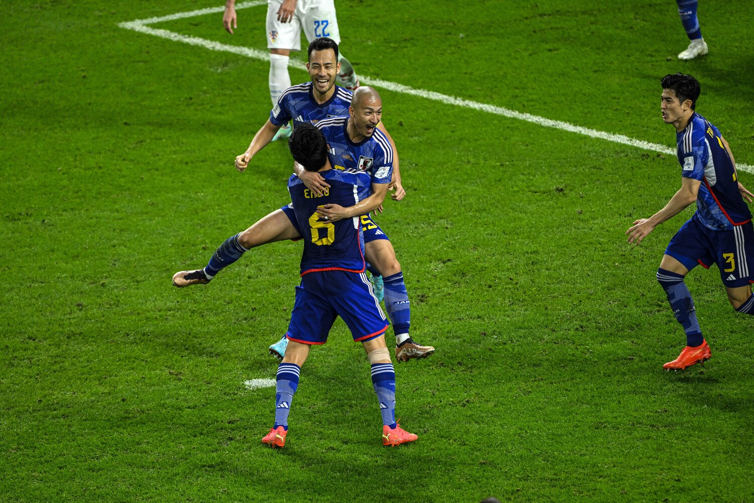 セットプレーのこぼれ球をゴールに流し込んだ前田大然　©︎Takuya Sugiyama/JMPA