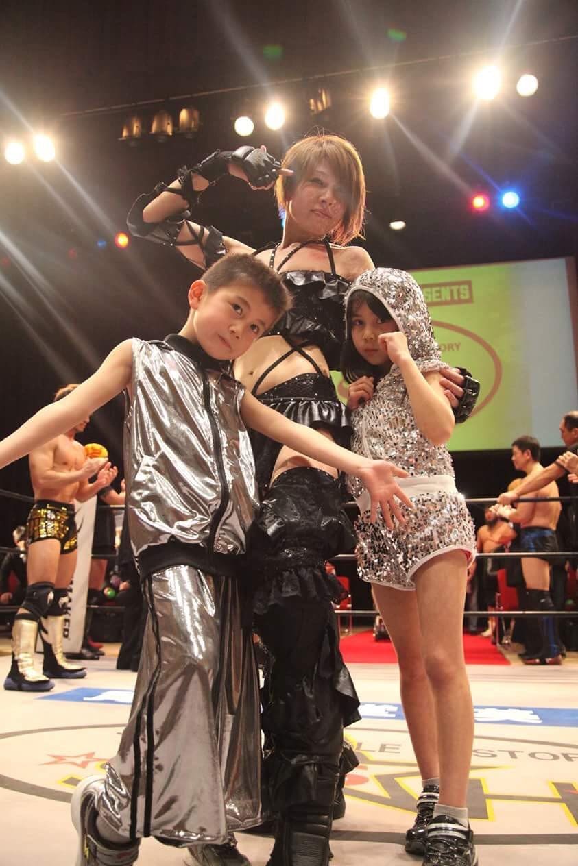 17年にSTRONG STYLE HISTORYのリングに上がった際は、長男・神輝（左）と長女・心希がセコンドに　Ⓒ本人提供