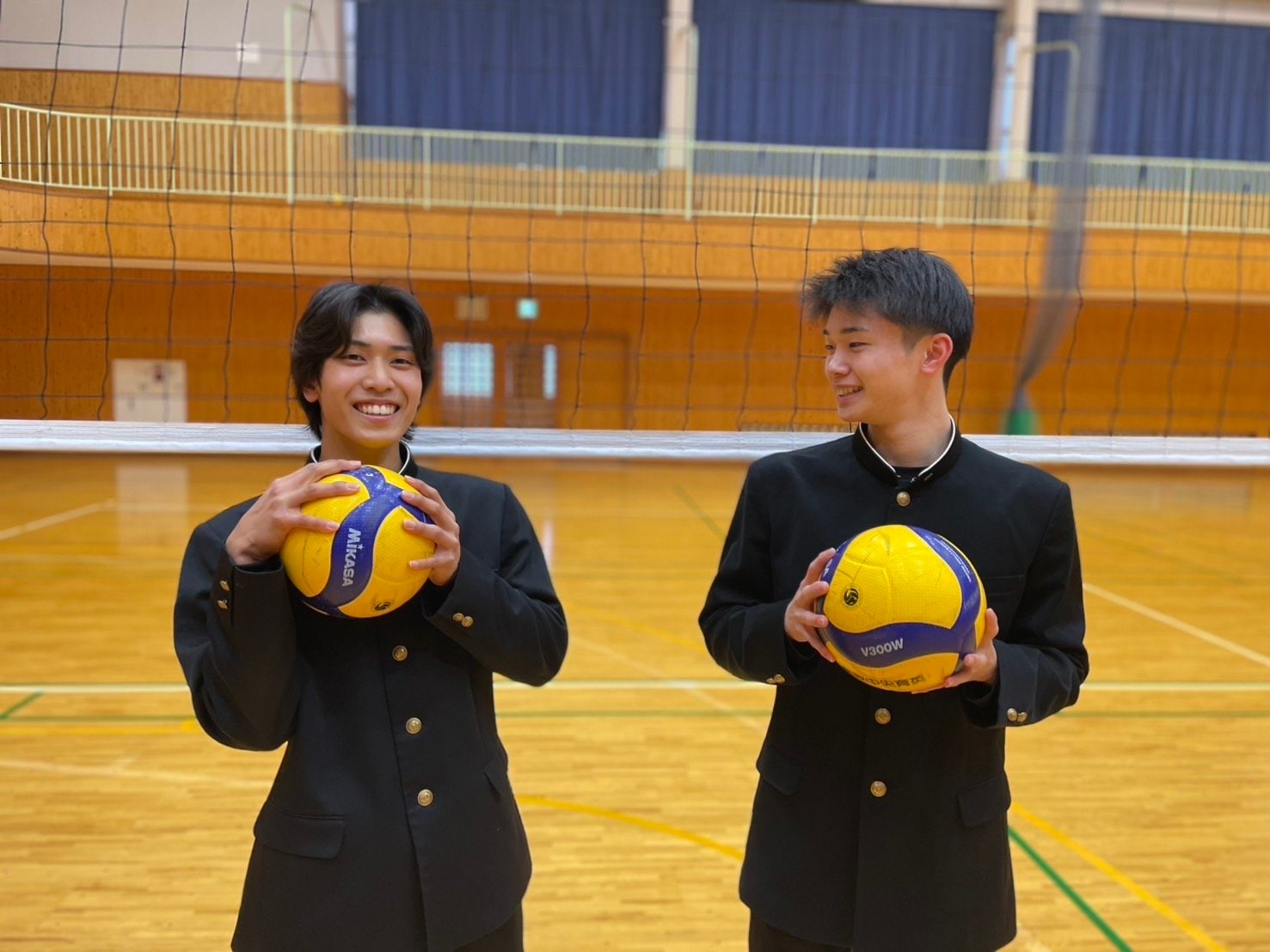 セッター井上大和(右)と笑顔を見せる星原優来 ©︎Yuko Tanaka