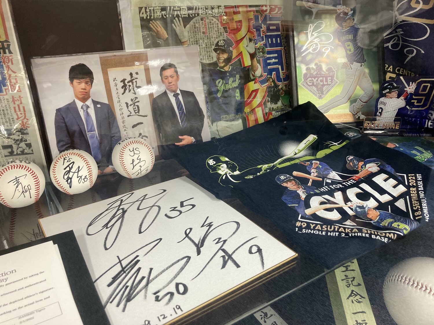 選手寮の応接室には塩見のサイン色紙などが飾られている　©Number Web