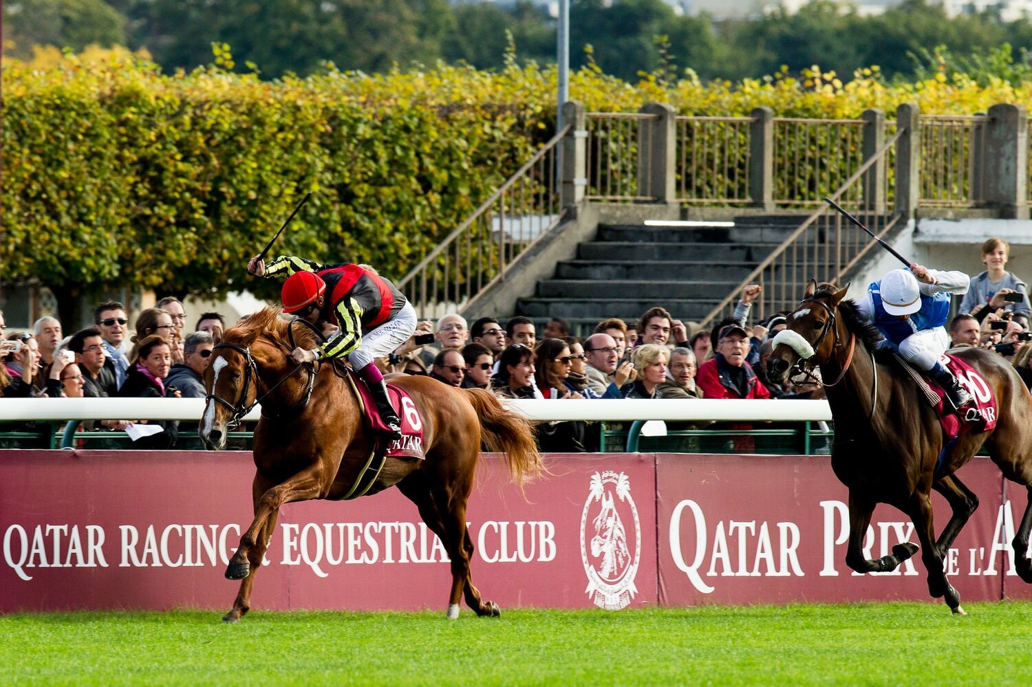 2012年の凱旋門賞。最後の直線で、一度は他馬を突き放したオルフェーヴルだったが……　©AFLO