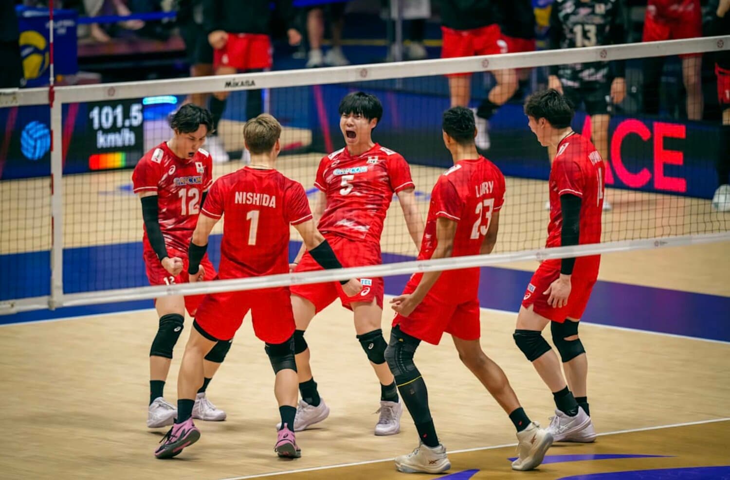 イラン戦ではサービスエースで悪い流れを断ち切った大塚達宣　©︎Volleyball World