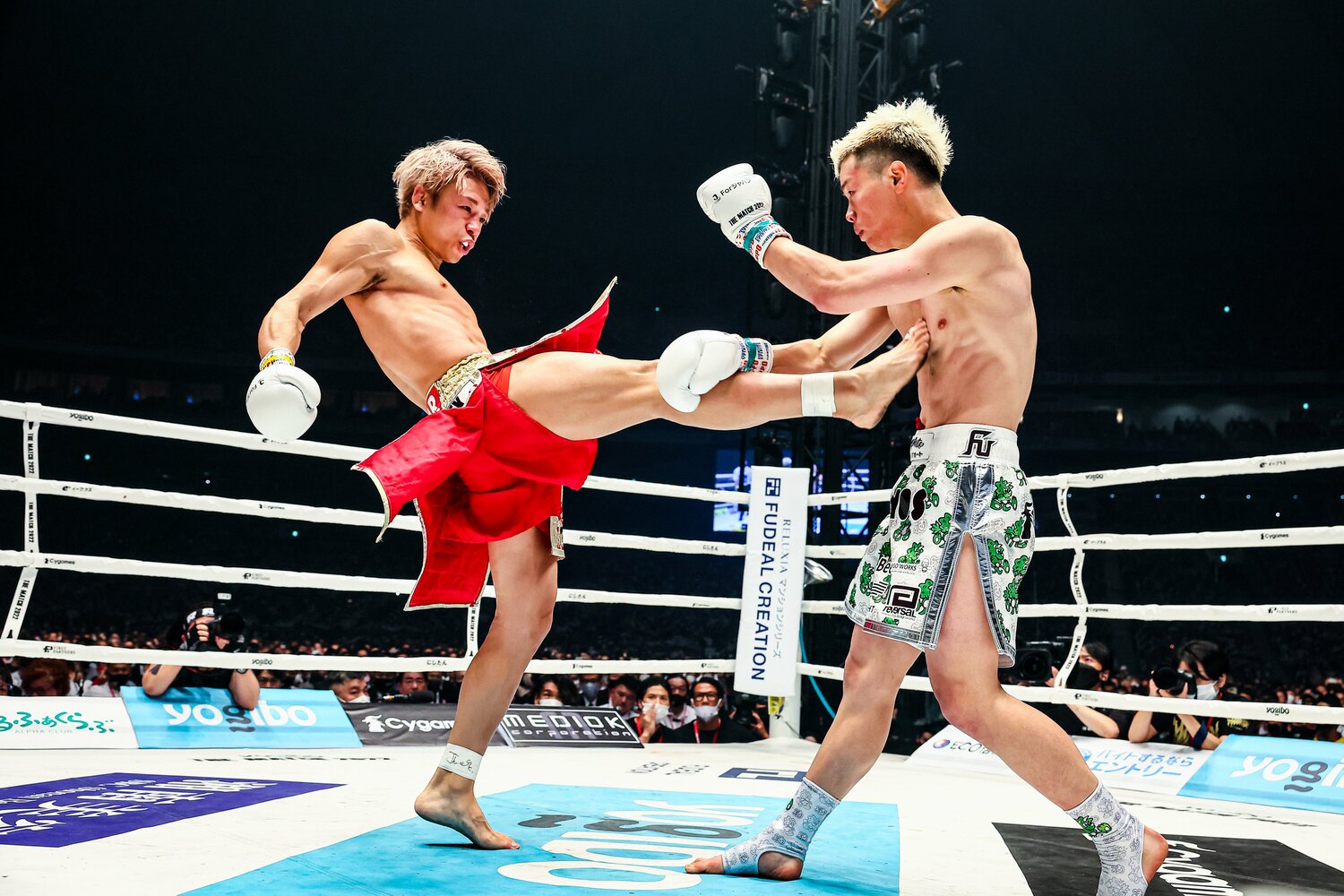 「後ろ重心」の構えで武尊の前蹴りをさばく那須川天心　©THE MATCH 2022/Susumu Nagao