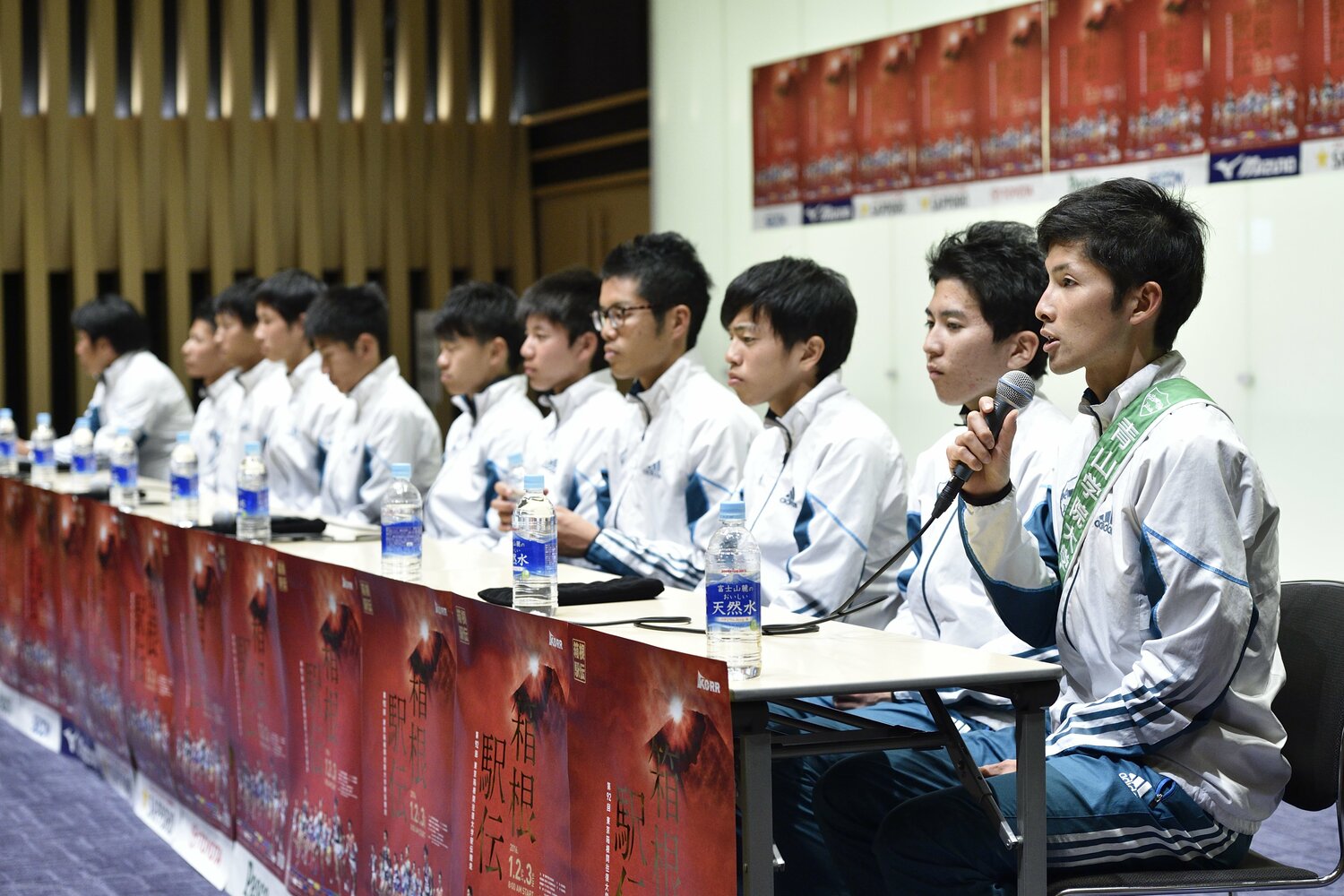 第92回箱根駅伝での青学大メンバー。右から2番目に中村　©Hirofumi Kamaya