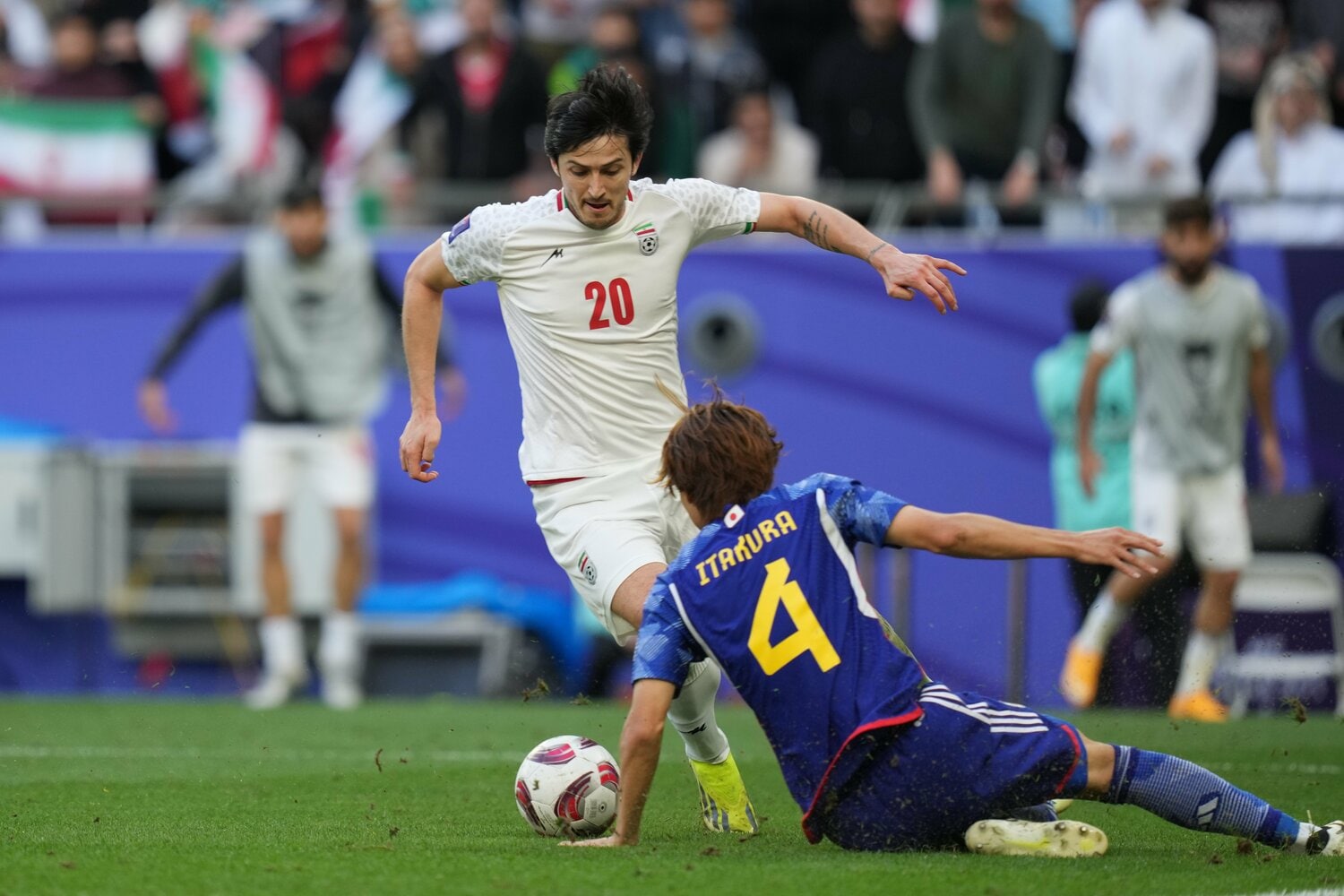 日本に脅威を与え続けたイランのアズムン。試合後には涙を見せた　©Getty Images