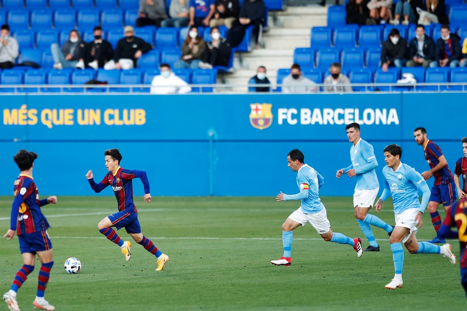 イビサのマークを振り切り、攻撃に関与する安部©Daisuke Nakashima