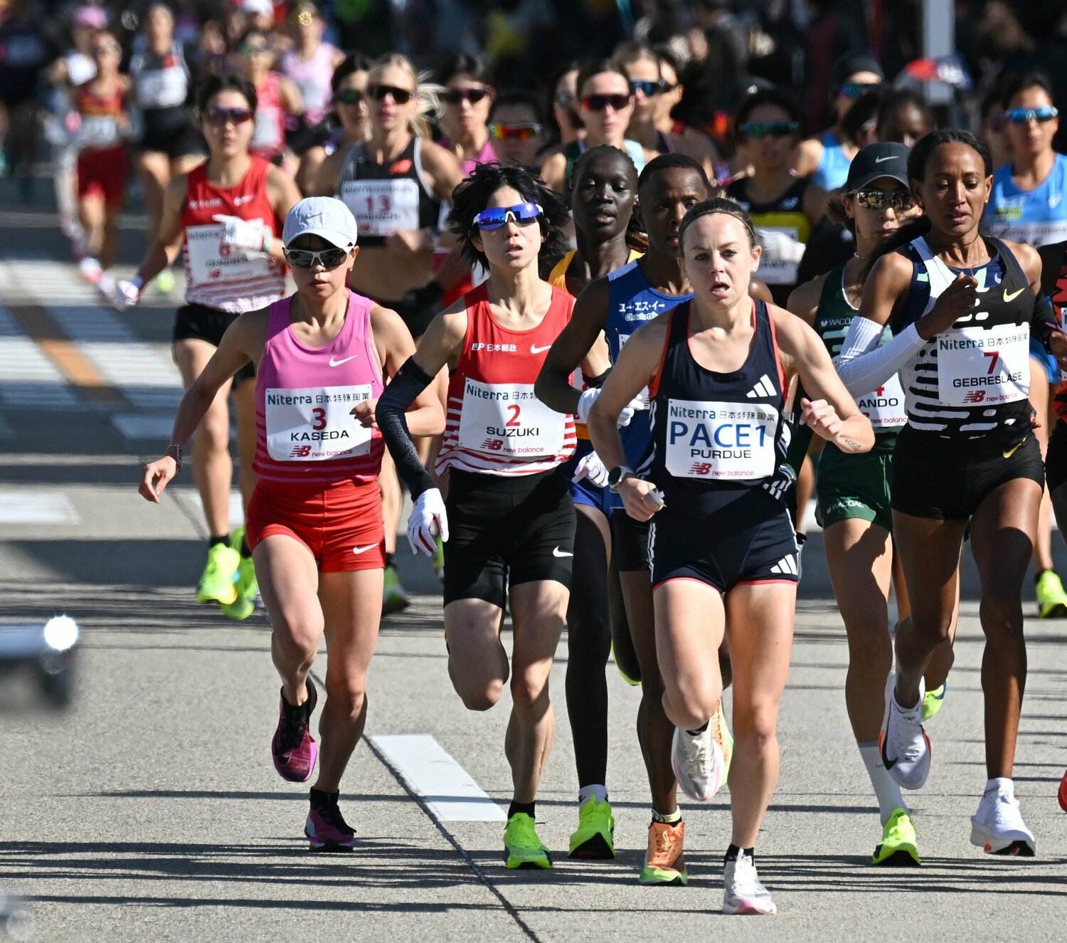 名古屋ウィメンズマラソンの1キロ付近。先頭集団を形成する鈴木亜由子（2番）と加世田梨花（3番）　©JIJI PRESS